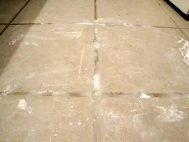 清水拖地水渍太多教你一个技巧,拖地时水里加点什么拖得干净