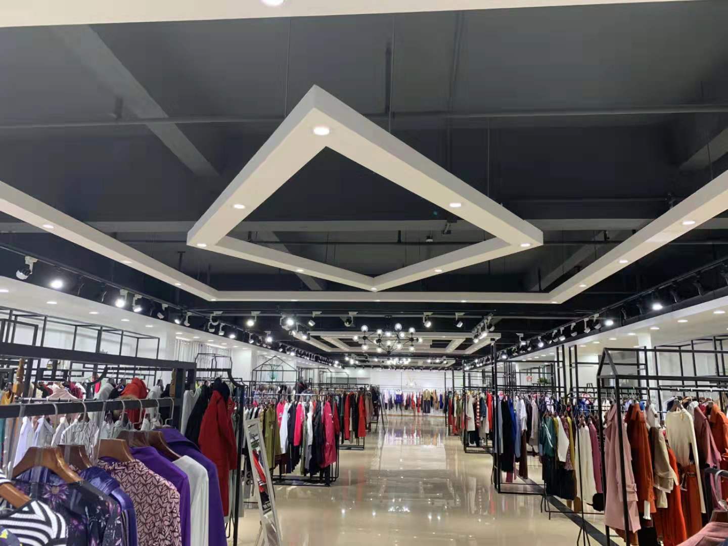 成都折扣女装批发,品牌折扣走份批发女装尾货