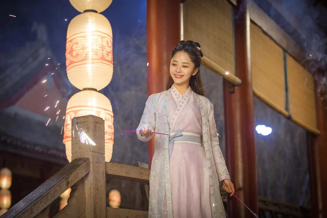 她是真有钱,也是真寂寞