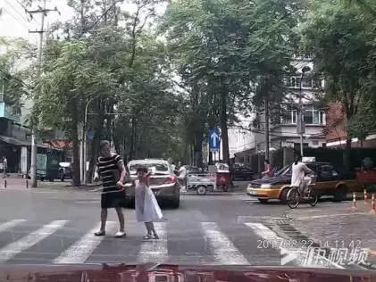 “爸爸好帅！”：最好的教育是你在做，她在看