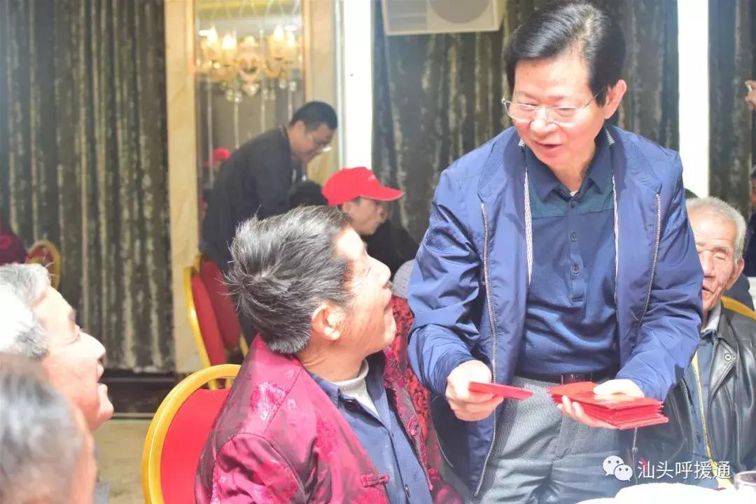 龙湖区第八个善待鳏寡百叟宴今举行铂晶大酒店多年资助大爱奉献