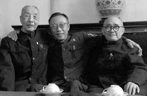 溥仪写《我的前半生》，毛主席看后笑着说：写得不好，像在写检讨