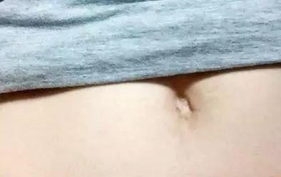 低头看看肚脐,低头看看自己的肚子