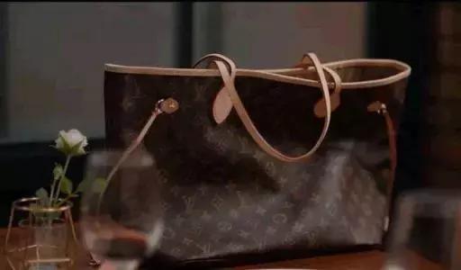 女子月薪四千买2万的包被丈夫痛骂！住城中村背LV的深圳人怎么说