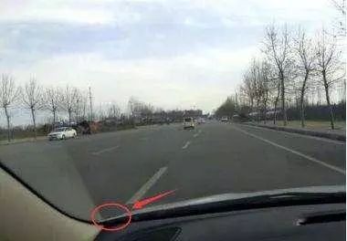 开车老压线怎么办?用这个方法,盯着这两点让你不压线