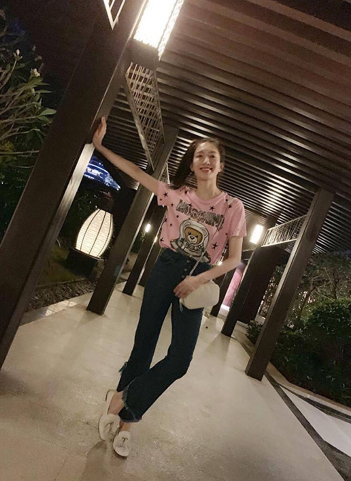 江疏影喇叭裤怎么搭配,江疏影皮衣配喇叭裤