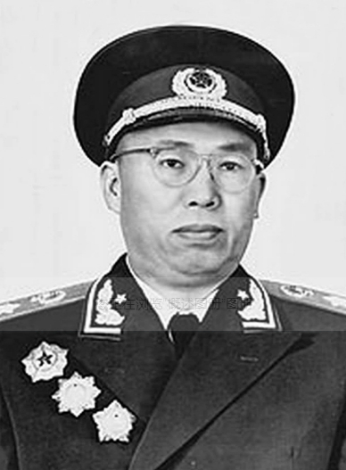 他认为自己“军功少”，主动申请降衔，毛主席：元帅不能没有他啊