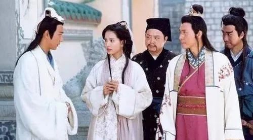 小学女孩真正喜欢一个男生的表现,男生真正喜欢一个女孩时的表现