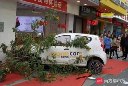 珠海男子驾驶共享车,珠海男子开车横停小区门口挡道