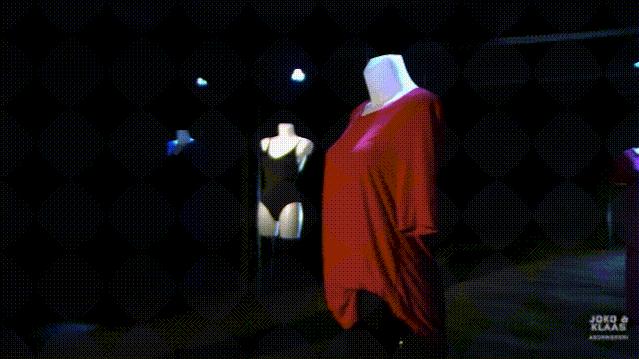 她把陌生男人发来的*体下**自拍照，做成了展览