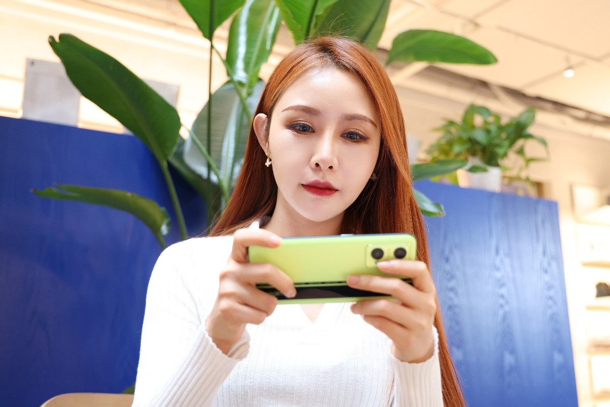 realmegt2对比iqooneo5s,realme真我gtneo2上手体验