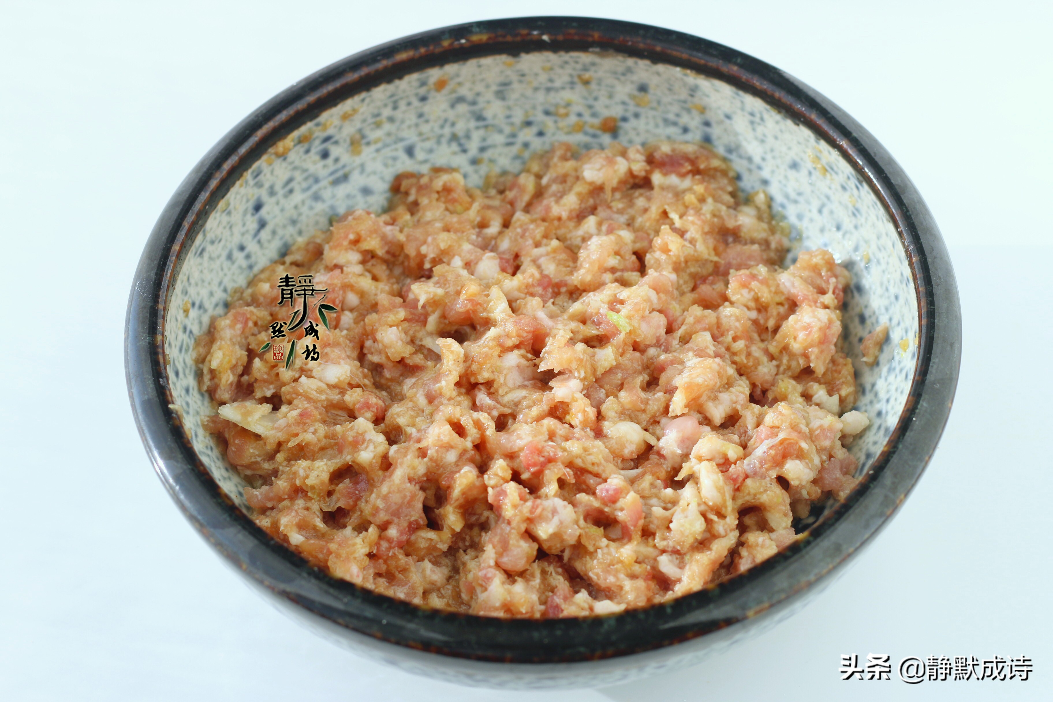 馄饨馅儿先放鸡蛋还是先放葱姜水,馄饨馅儿里面都需要放什么调料