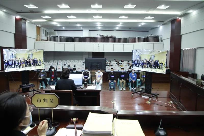 进了投资微信群,里面全是托!宿豫法院公开审理封勇华等34人诈骗案