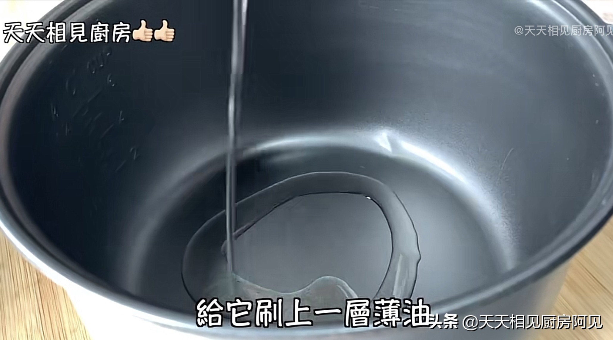 无需打蛋器用电饭煲做蛋糕,电饭煲蛋糕4个鸡蛋要几勺面粉