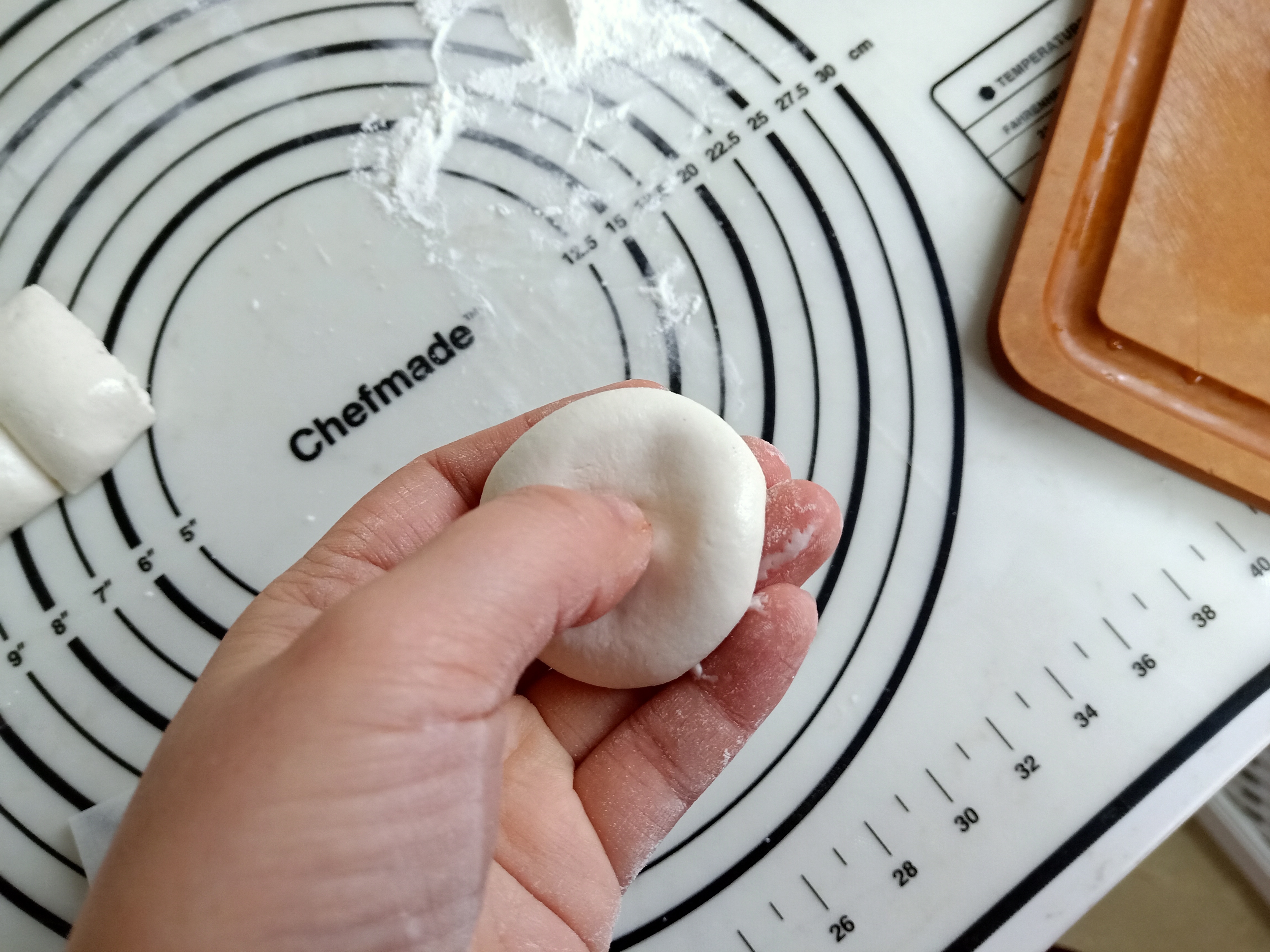 2颗红枣半碗粉，蒸出8个小甜点，软糯甜蜜真好吃，不加糖更健康