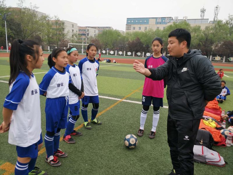 许昌市建设路小学在“市长杯”校园足球联赛中夺取男女生双冠军