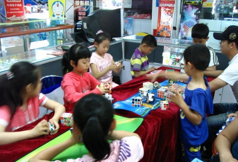 孩子玩魔方对小学生有什么帮助,小孩玩魔方好处