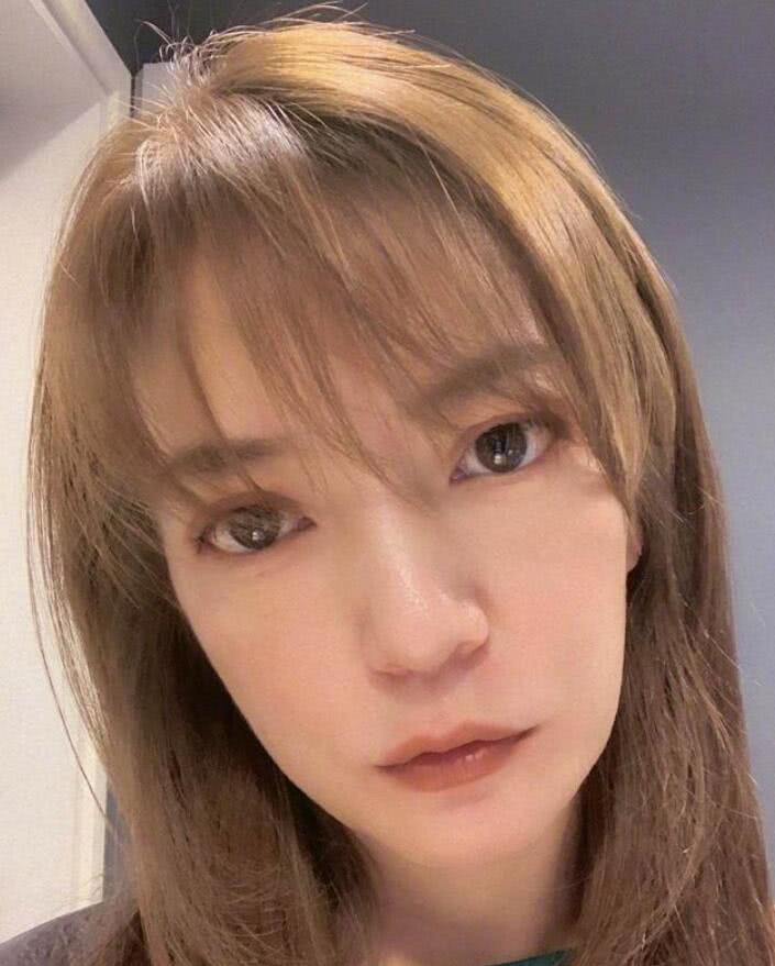 赵薇终于剪对发型！只剪了款空气刘海显青春，43岁嫩回23岁了