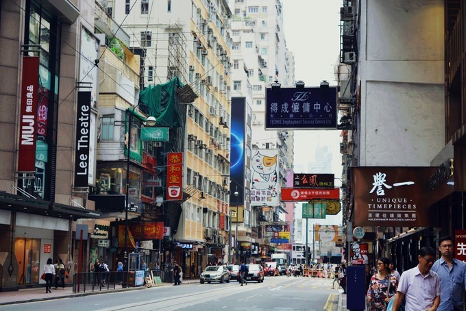 世界将我包围下一句,世界将我包围演唱