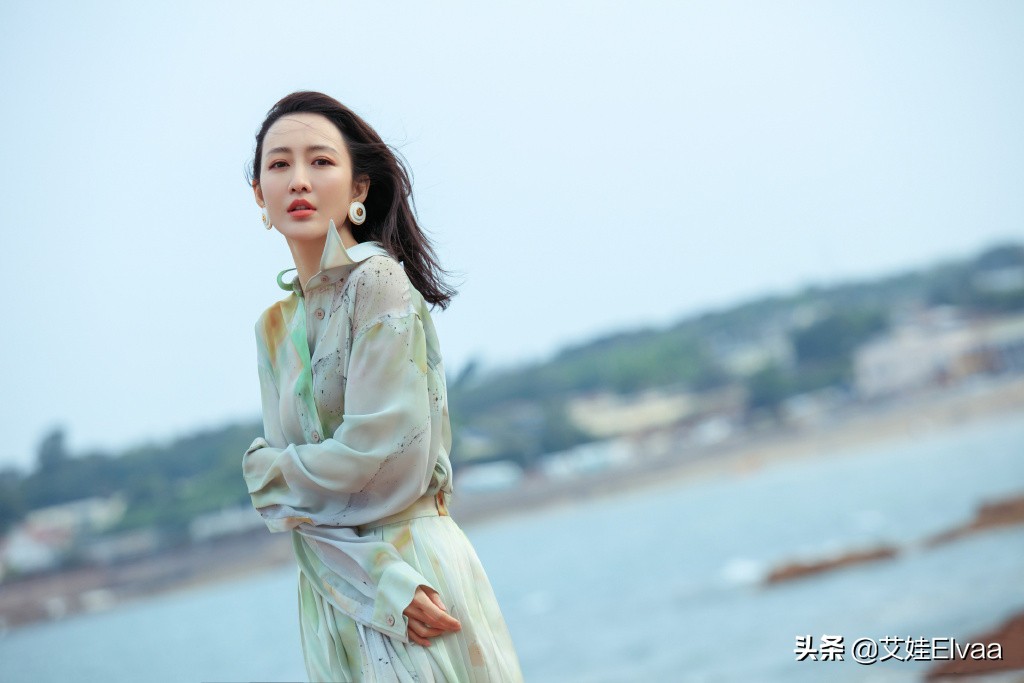 王鸥蓝色背心黑色紧身裤,王鸥穿蓝色西装短裤