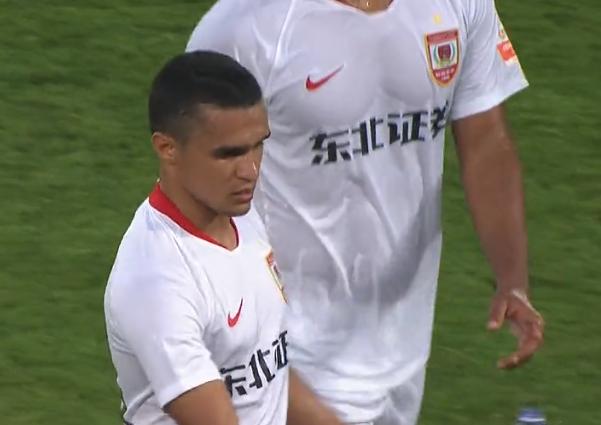 伟大的2-1！中超升班马爆发，裁判给点球引争议，板着脸解释