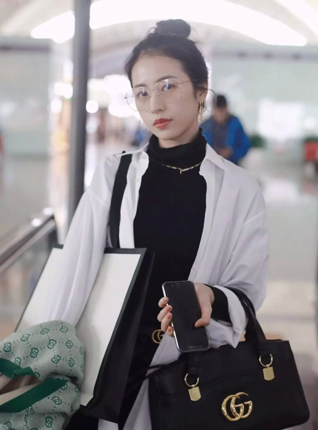 周冬雨刘雯同款毛衣,大表姐刘雯同款绿色开衫毛衣