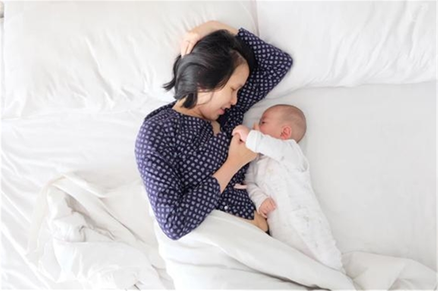 宝宝不摸妈妈就睡不好解决办法,宝宝必须摸妈妈肚子睡觉