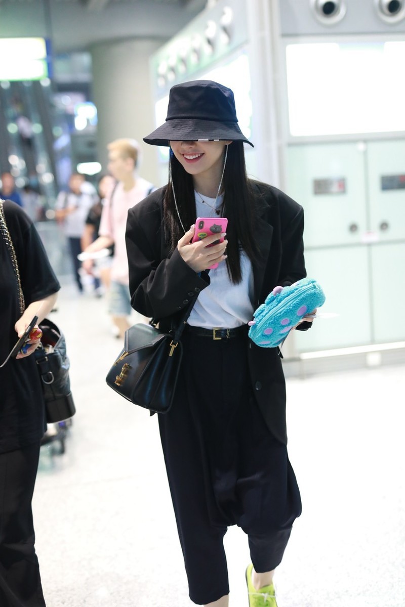 徐梦洁戴帽同款羽绒服,徐梦洁同款最新私服穿搭