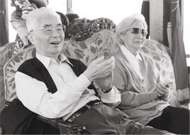 荣毅仁相伴70年的妻子，亲自为丈夫擦皮鞋，96去世与丈夫共葬