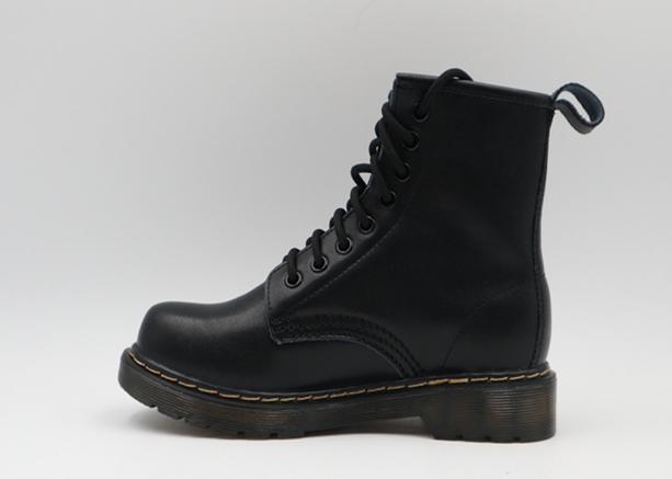 潮流百搭的马丁靴带收紧,时尚必备新款帅气马丁靴