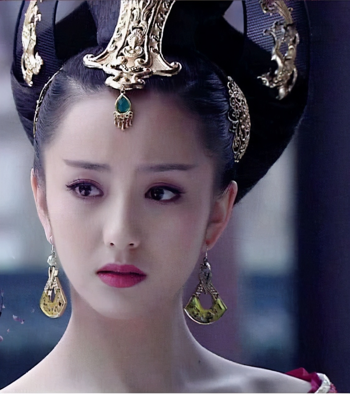 佟丽娅回应牵手神秘男子，澄清却引发惋惜，评论区一反常态