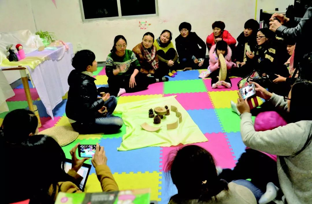 在只有KTV和麻将馆的县城里建一座图书馆，他们坚持了8年