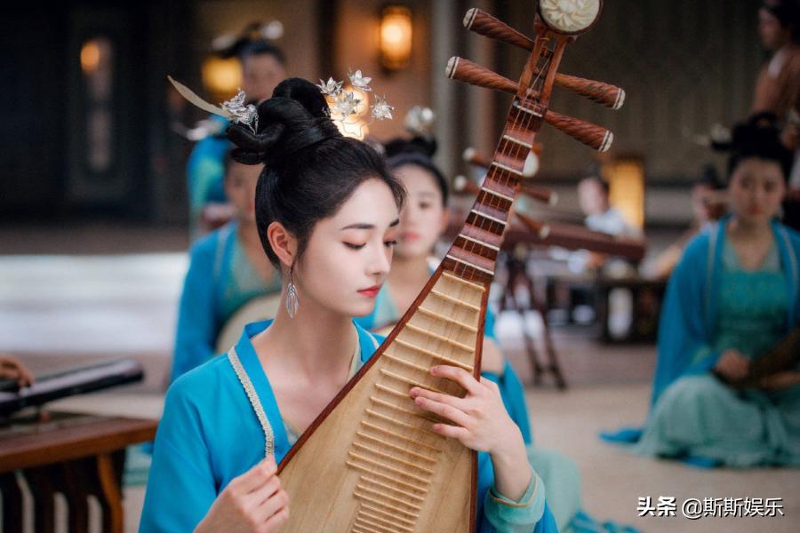 95后小花的古装造型盘点，杨超越温婉小巧，关晓彤端庄大气