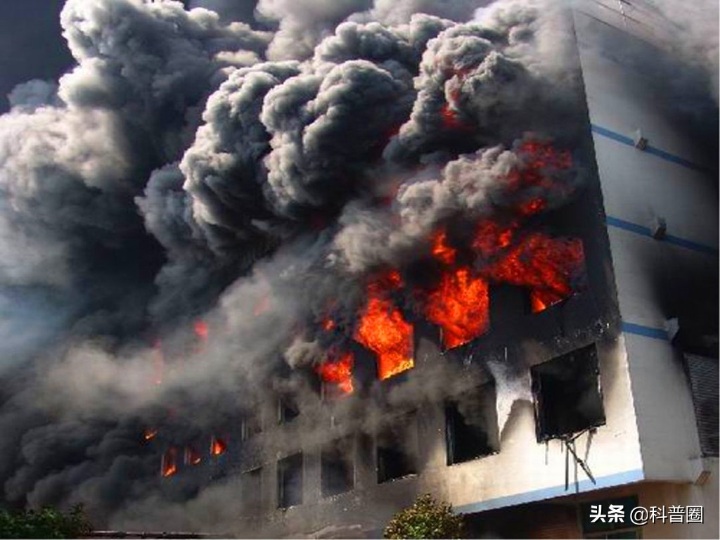 高楼火灾往上还是往下,高层建筑发生火灾该怎么办