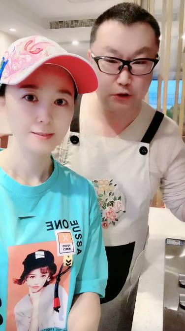 51岁尹相杰与娇妻秀恩爱,尹相杰妻子结婚照