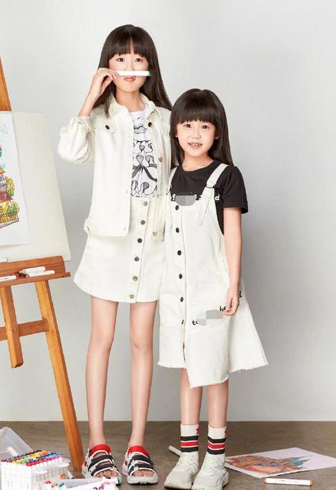 11岁贝儿好机智！穿无痕裤秀长腿太成熟，搭米奇卫衣瞬间拉回清纯