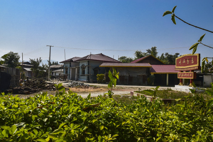 瑞丽中缅村一寨两国,云南德宏瑞丽一寨两国翡翠