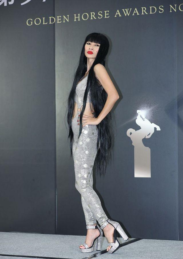 白灵穿白衣服片段,白灵穿马甲线的照片