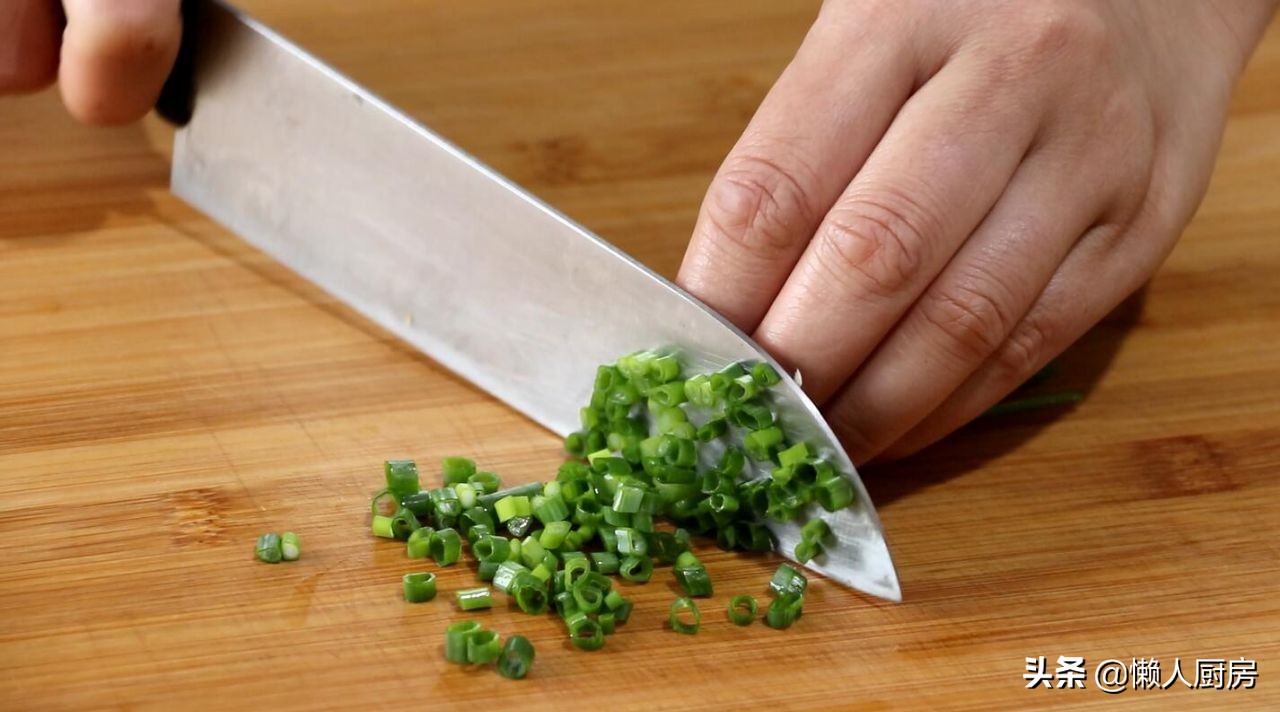 这是牛肉汤的懒人做法，肉嫩无腥味，好喝不油腻，味道香