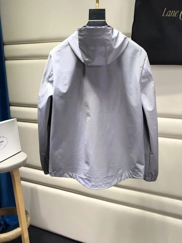 普拉达经典三角标冲锋衣,普拉达冲锋衣男款2021款