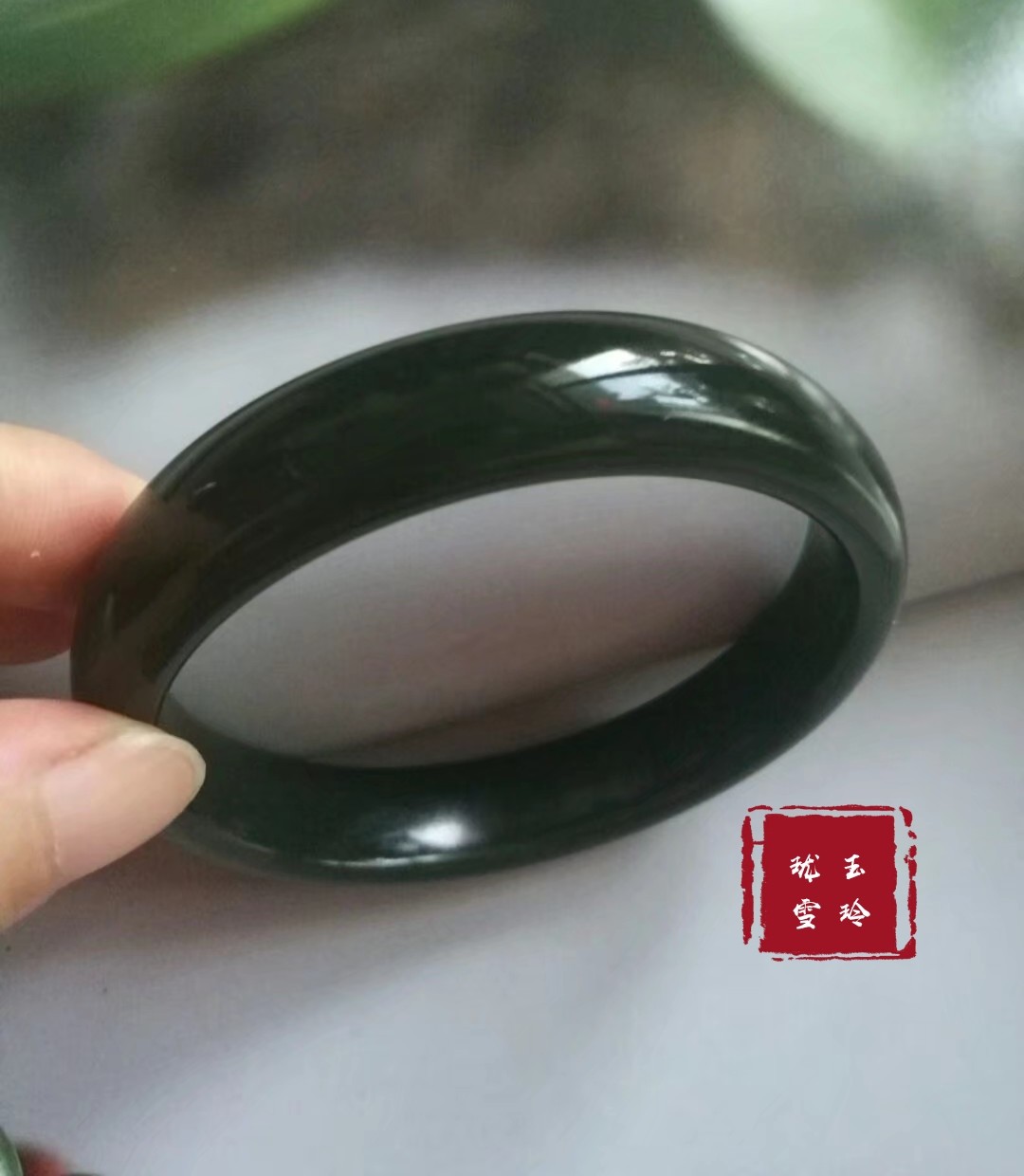 怎么挑选适合自己的玉手镯,玉手镯怎么选才是最好的呢