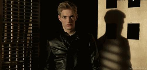 褶皱的皮衣服怎么快速弄平,皮衣皱了洗了弄平小技巧