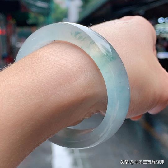 火车上认识的美女OL，我带她去中关村存放翡翠手镯，引发三角恋