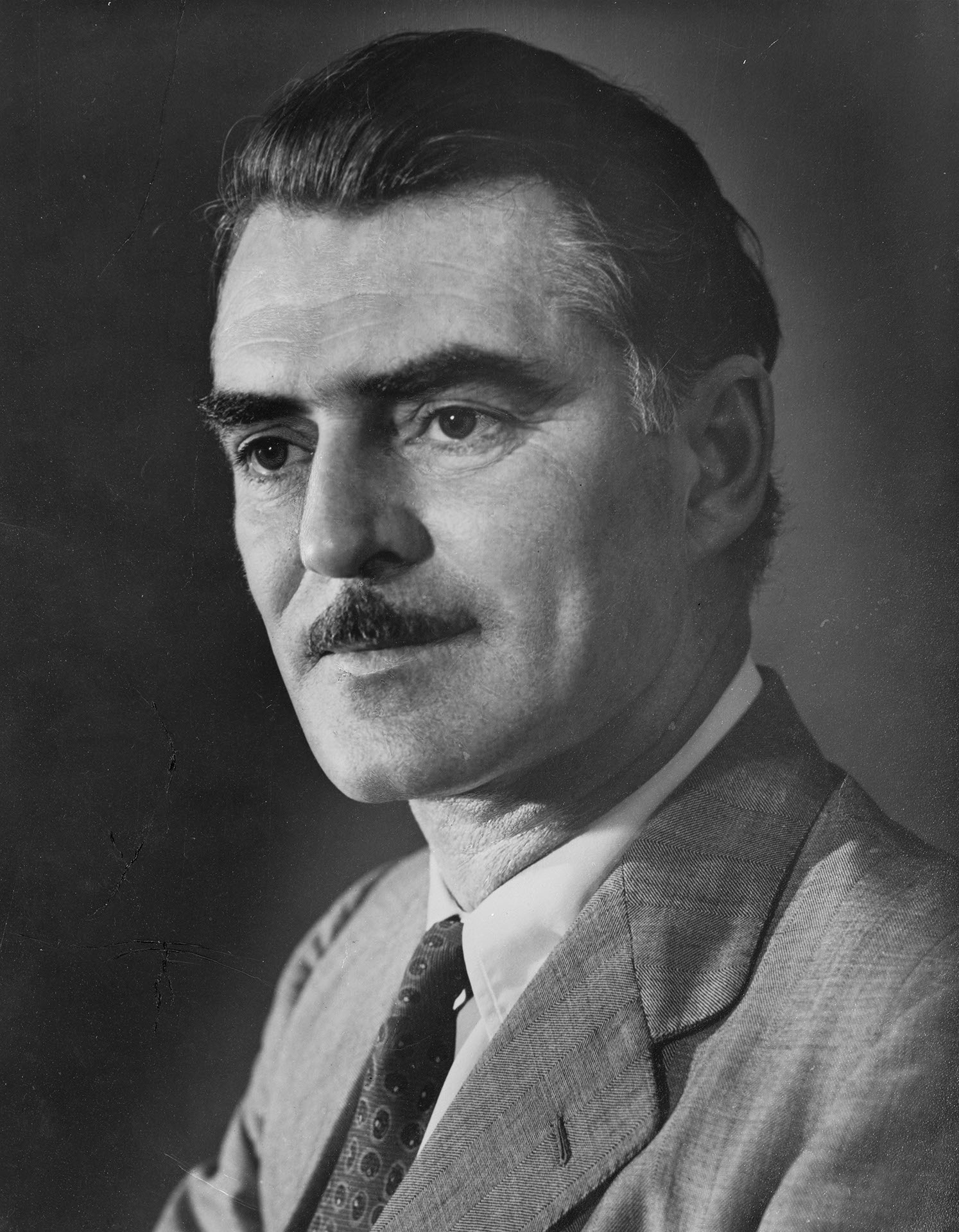 粉红美钻送公主，成全莉莉贝特少女心，女王的这枚花型胸针不简单