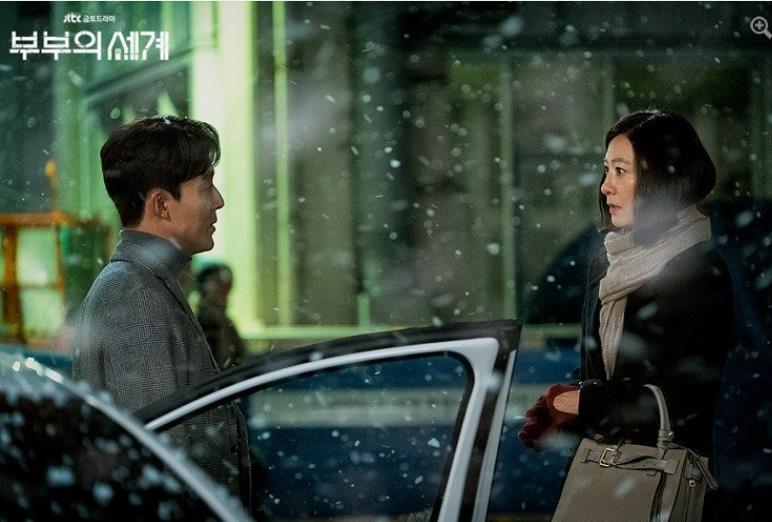 女神*用御**包!《夫妻的世界》金喜爱、朴敏英都爱背的JoyGryson