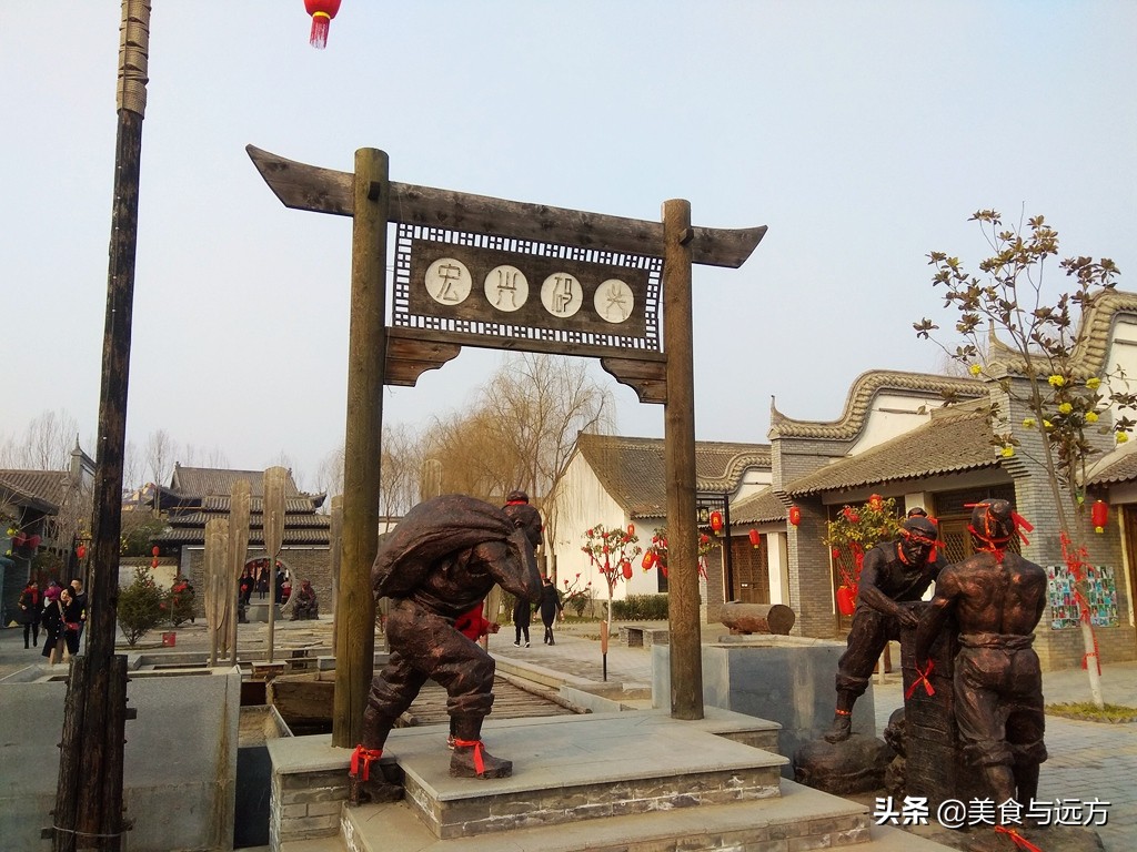 渭河岸边的民俗村，拆拆建建4年了，至今依然人气挺高