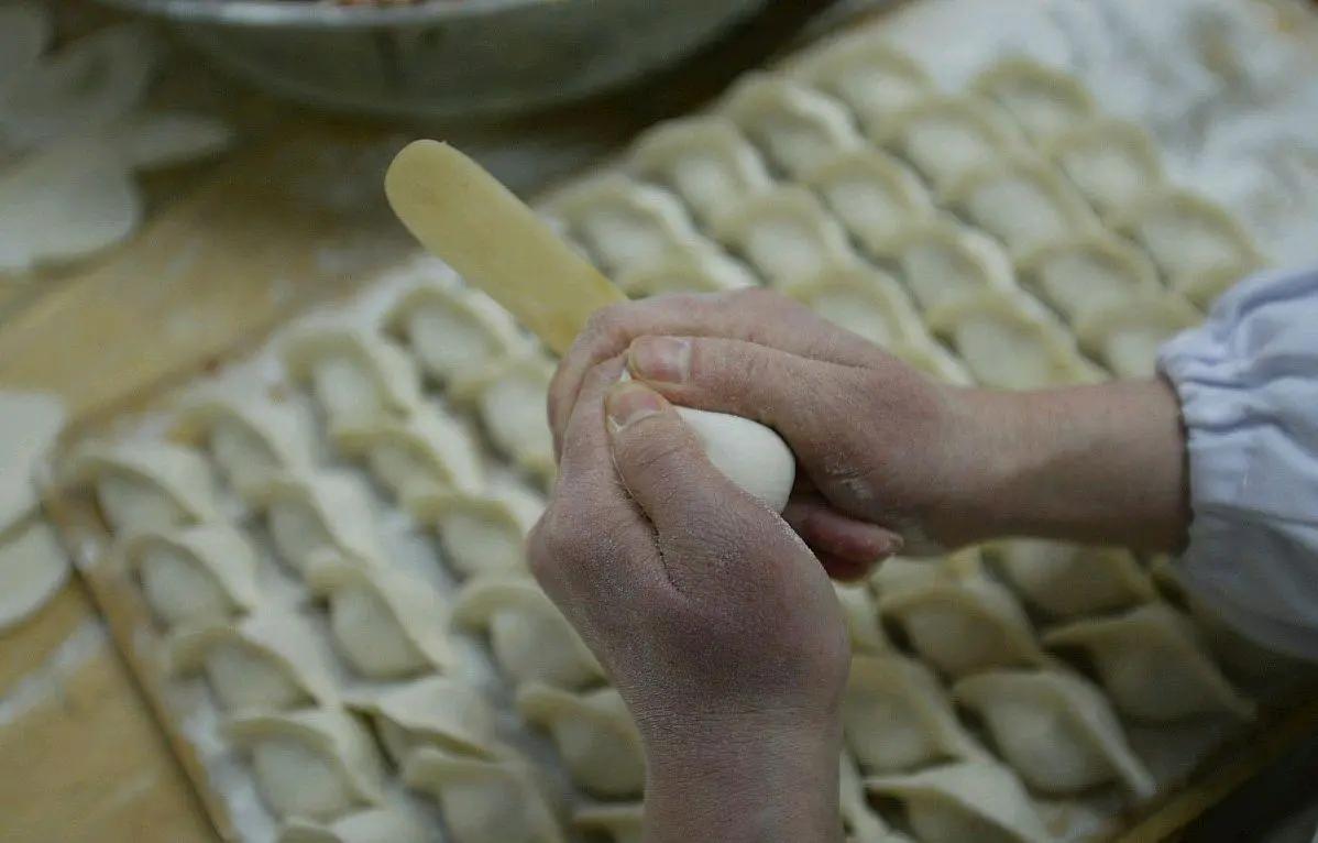 水饺皮怎么做才不会裂,包好的饺子皮厚怎样煮饺子皮才软