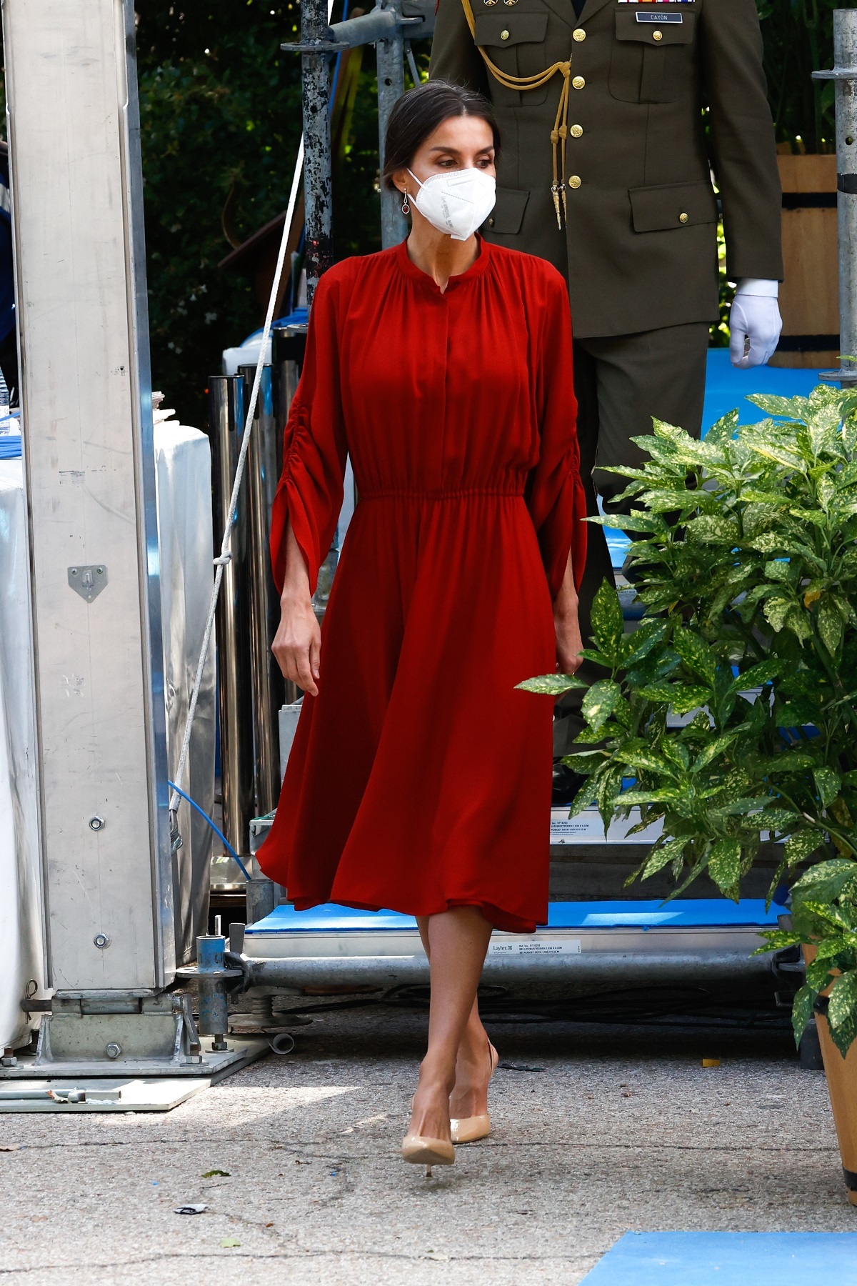 这是想开了？穿惯了Zara的莱后穿万元菲拉格慕红裙，也太美了吧