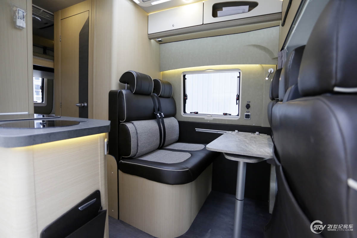 25万大通v90七座,大通v90自动挡5.95米长轴高顶房车