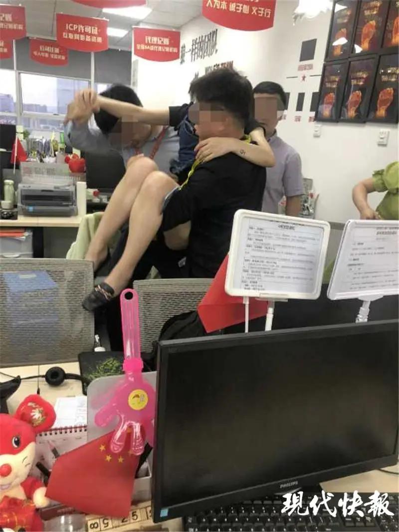 业绩不达标员工被罚吃“死神辣条”，悟空财税被指经常体罚员工